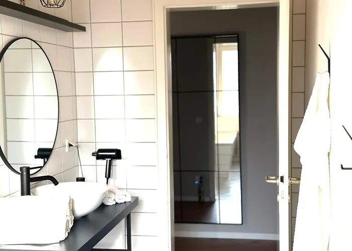 Ka-city, 3 Zi, 75qm, Parken, Balkon, Wlan, Netflix Ruhige Lage Apartamento